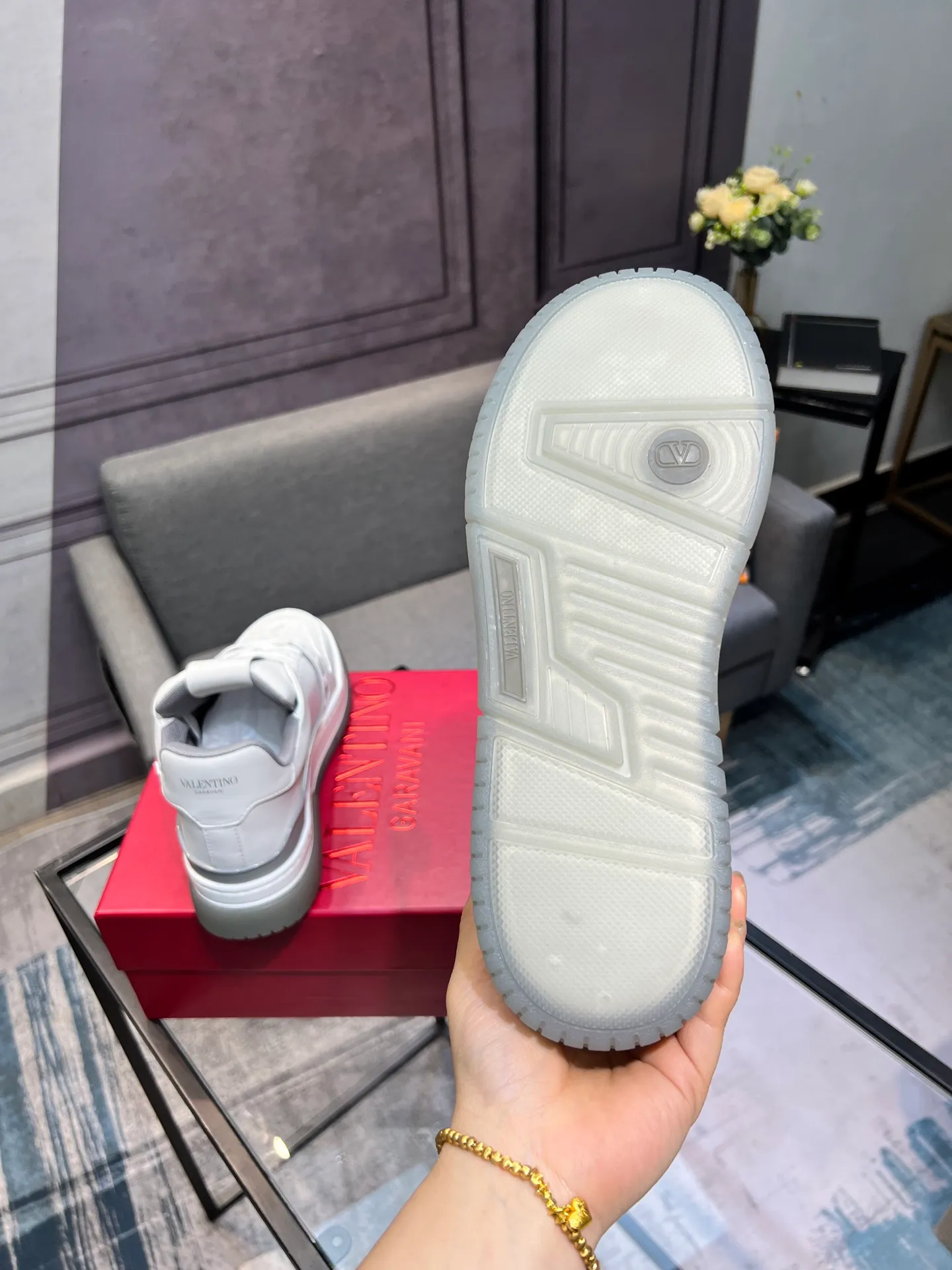 Men's Men's Shoes 💰660 Valentino 2023 early autumn new star shoes are now online! Wang Hedi and Ren Jialun have been worn by many celebrities. Who can refuse the same couple shoes as Wang Hedi! The design of Stars Stab My Heart is cool and spicy. The material of the shoes is cowhide, and every color is beautiful! Size 35-40, men’s size 39-44 (women’s 41, men’s 38, 45🉑️customized)